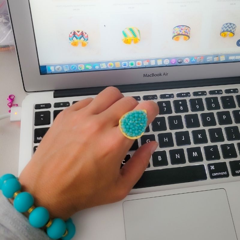 DROPS Adjustable beaded Ring